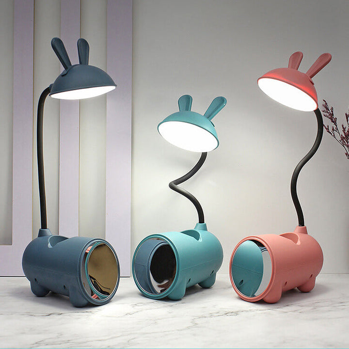 Rosa BunnyGlow LED-Leselampe mit Stifthalter und dimmbarem Licht für angenehmes Arbeiten.
