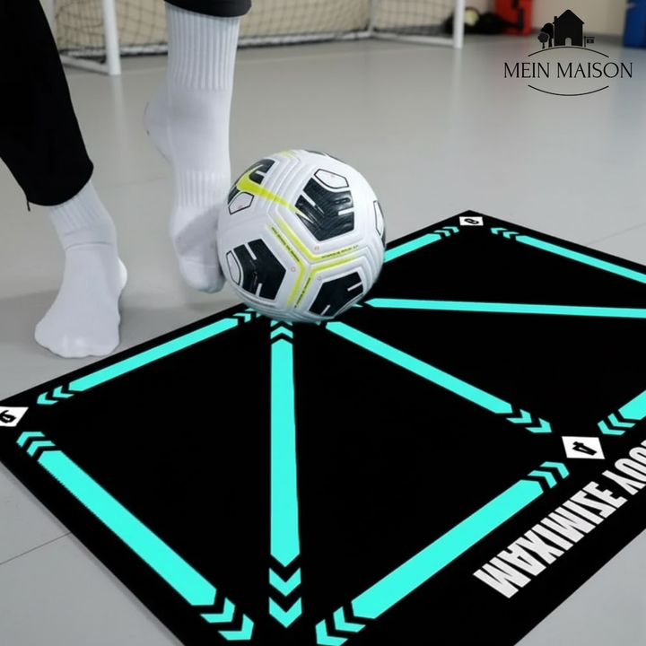 Kompakte grüne Fußball-Trainingsmatte, leise & rutschfest, für effizientes Techniktraining.