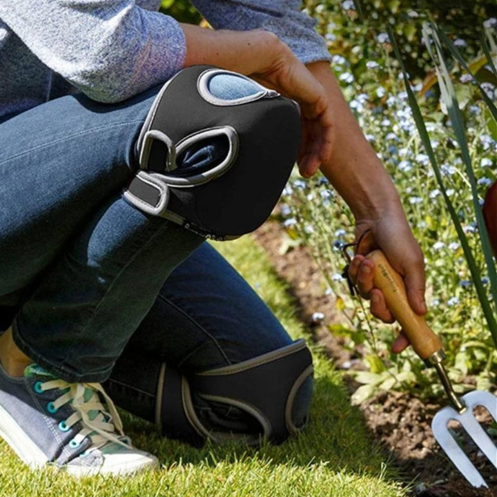 Hochwertige Knieschützer mit dicker Polsterung, ergonomischem Design & Klettverschluss als Gartenzubehör.