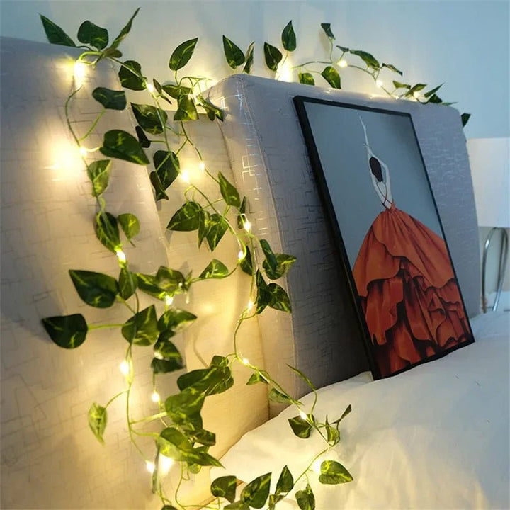 Grüne Blätter-LED-Lichterkette, batteriebetrieben, für Deko und Ambiente im Haus oder Garten.