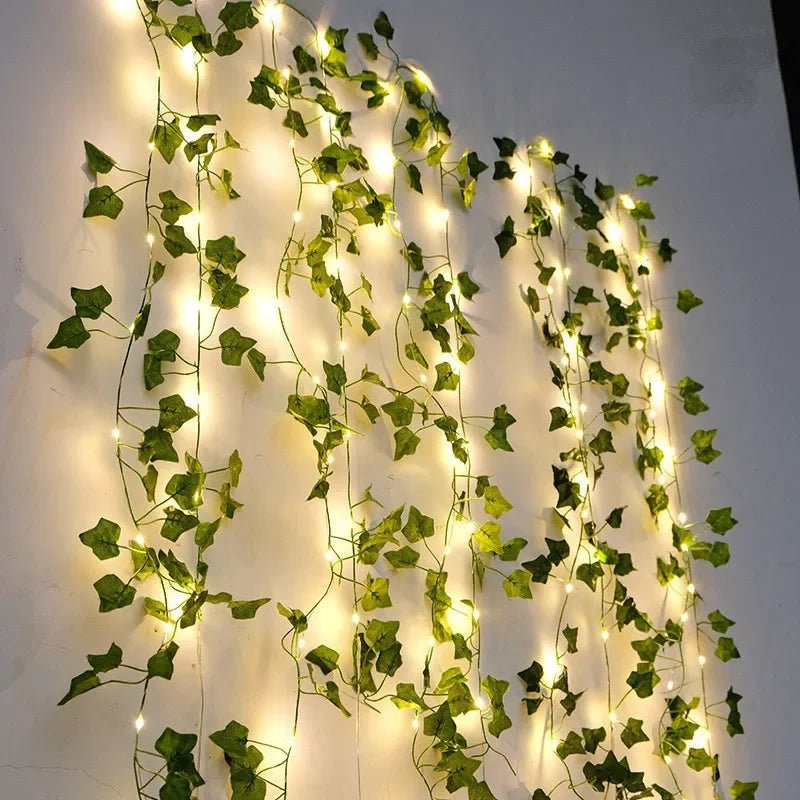 Wohndeko: Grüne LED-Blätter-Lichterkette, batteriebetrieben, ideal für warmes Ambiente im Innenbereich.