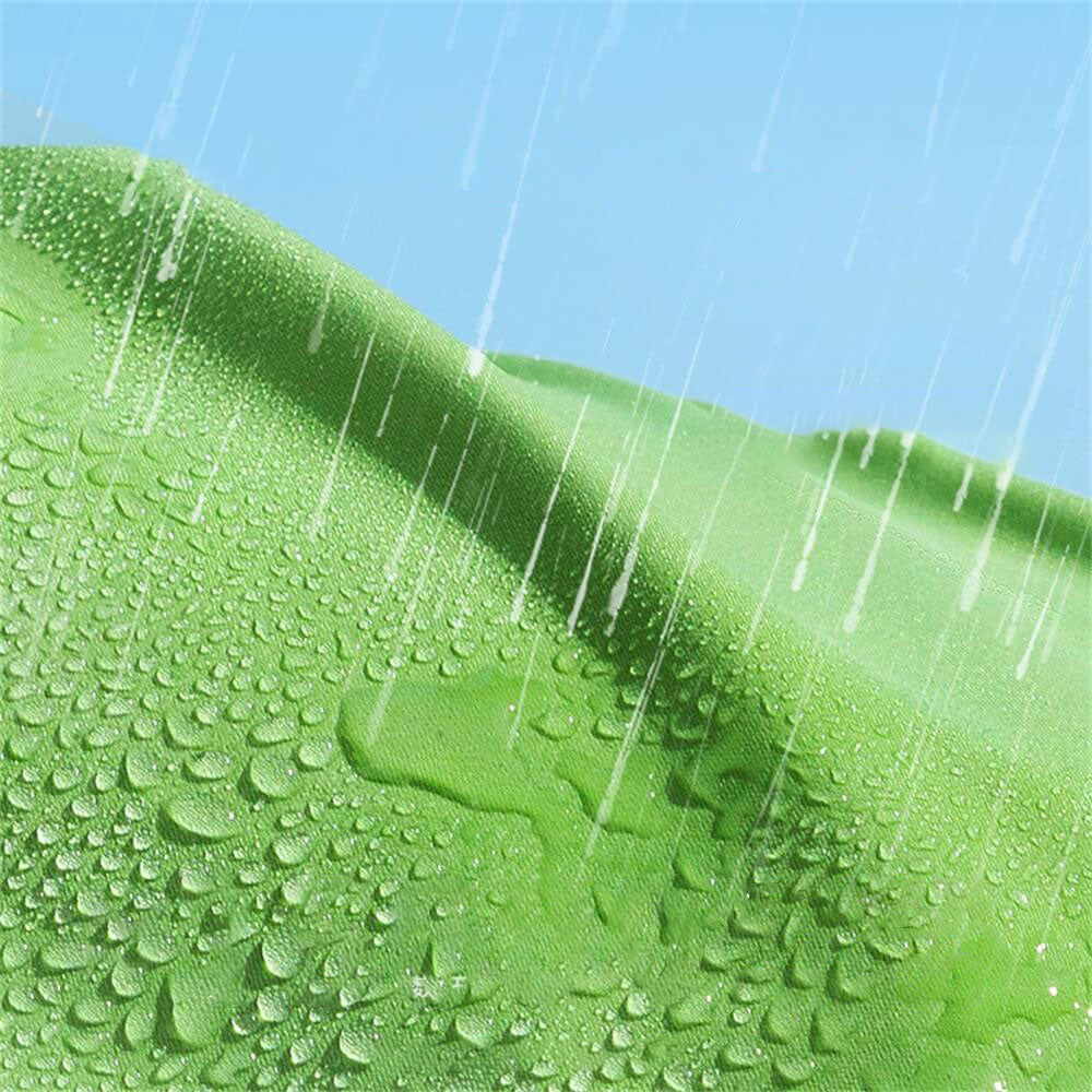 Hundebekleidung: Grüner wasserdichter Hunderegenmantel mit Tiermotiv für Outdoor-Abenteuer.