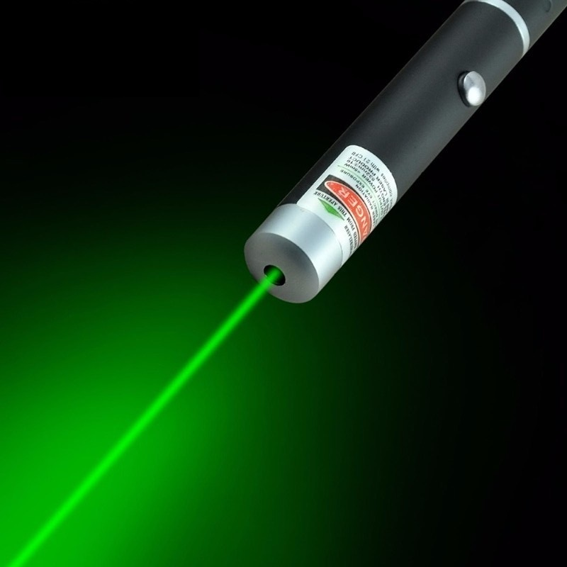 Grüner Laserpointer aus Aluminiumlegierung, hell & vielseitig für Outdoor, Präsentationen & Haustierspielzeug.
