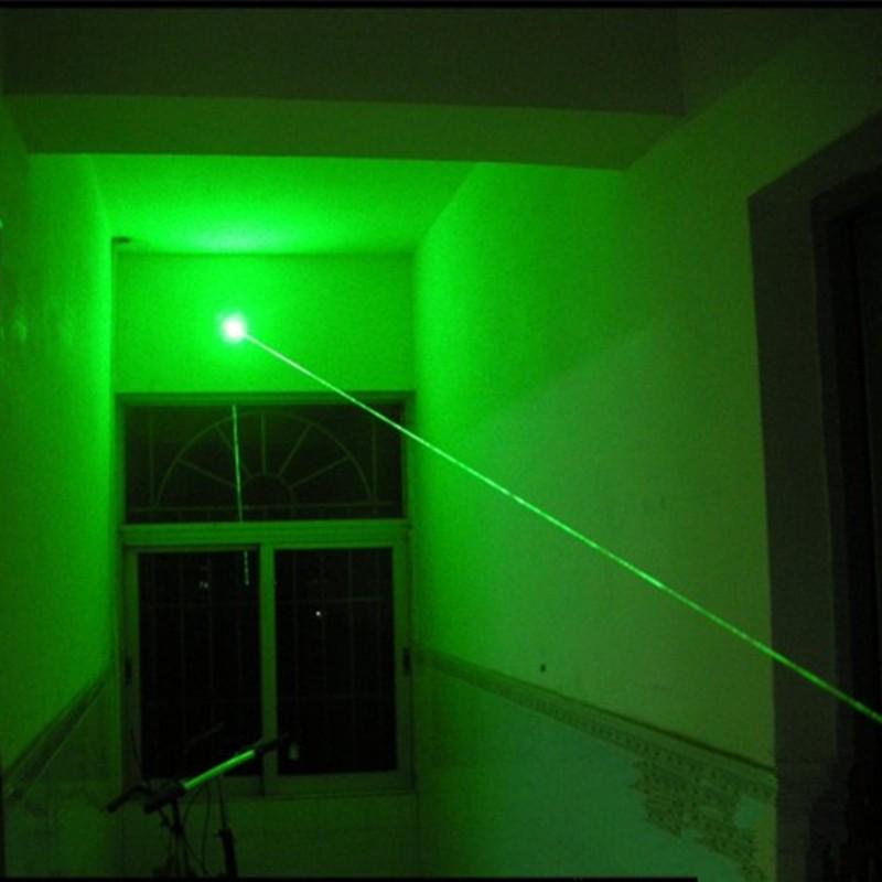 Starker grüner Laserpointer für Jagd, Notfälle und als Katzenspielzeug. Robustes Design für den Outdoor-Einsatz.