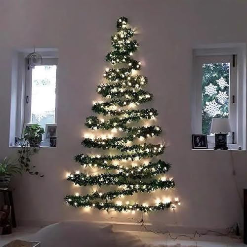 Grüner PVC Wand-Weihnachtsbaum, platzsparend und festlich mit warmweißer LED-Beleuchtung.