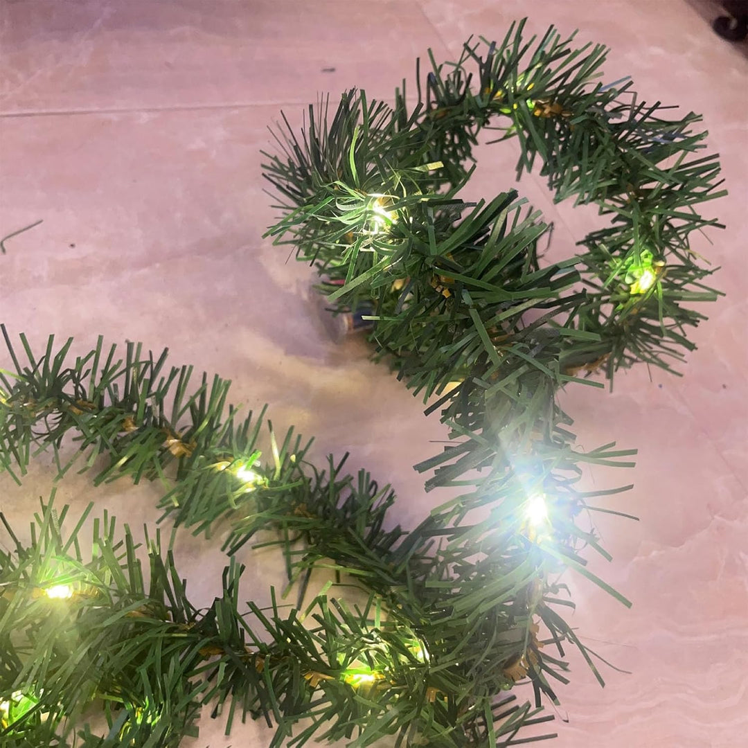 Festlicher DIY-Wandbaum mit integrierter LED-Beleuchtung, perfekte Weihnachtsdeko für die Wand.