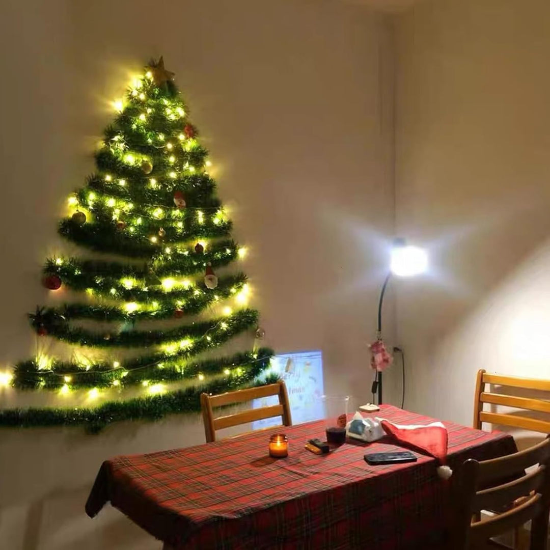 Moderner Wand-Weihnachtsbaum mit energiesparender LED-Lichterkette, platzsparend und stilvoll.