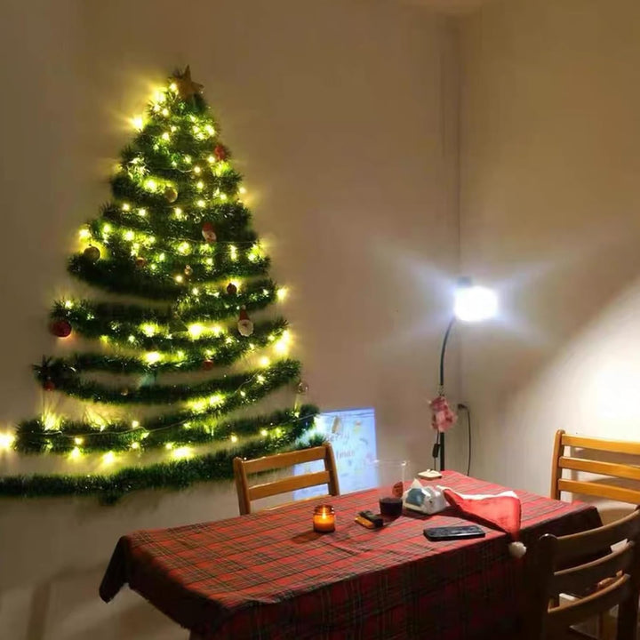Moderner Wand-Weihnachtsbaum mit energiesparender LED-Lichterkette, platzsparend und stilvoll.