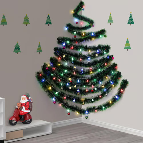 Einzigartiger Wand-Weihnachtsbaum mit hell leuchtender LED-Kette, perfekt für weihnachtliche Atmosphäre.