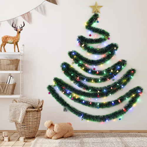 Platzsparender Wand-Weihnachtsbaum mit vorinstallierter LED-Lichterkette, grüne PVC-Nadeln.