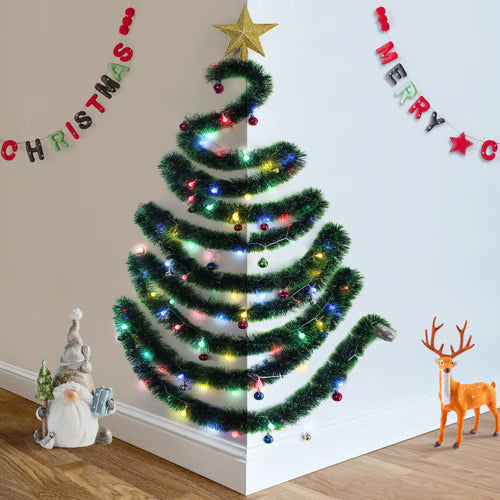 Familienfreundlicher DIY-Wand-Weihnachtsbaum aus grünem PVC mit funkelnden LED-Lichtern.
