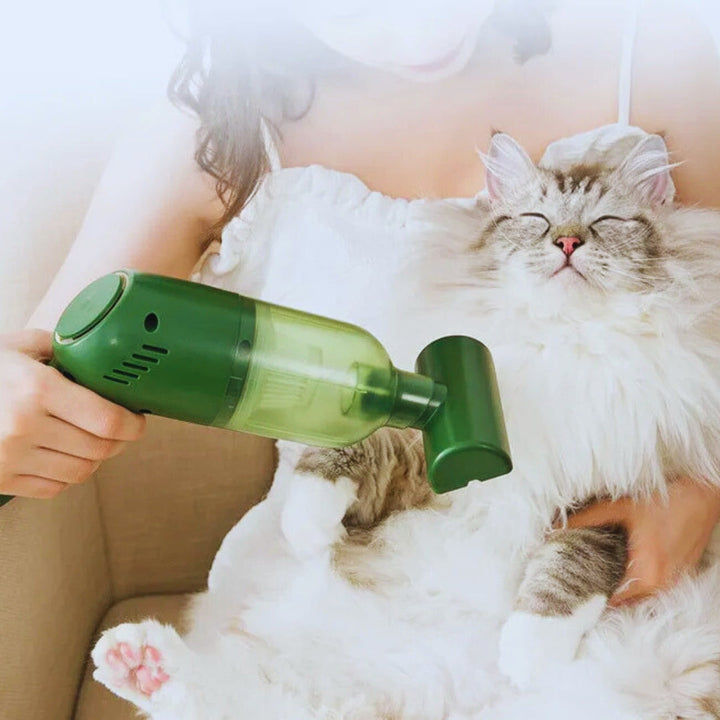 Handlicher, grüner Tierhaar-Staubsauger mit verschiedenen Aufsätzen; ideal für Auto, Sofa, Kleidung & Katzenbetten.