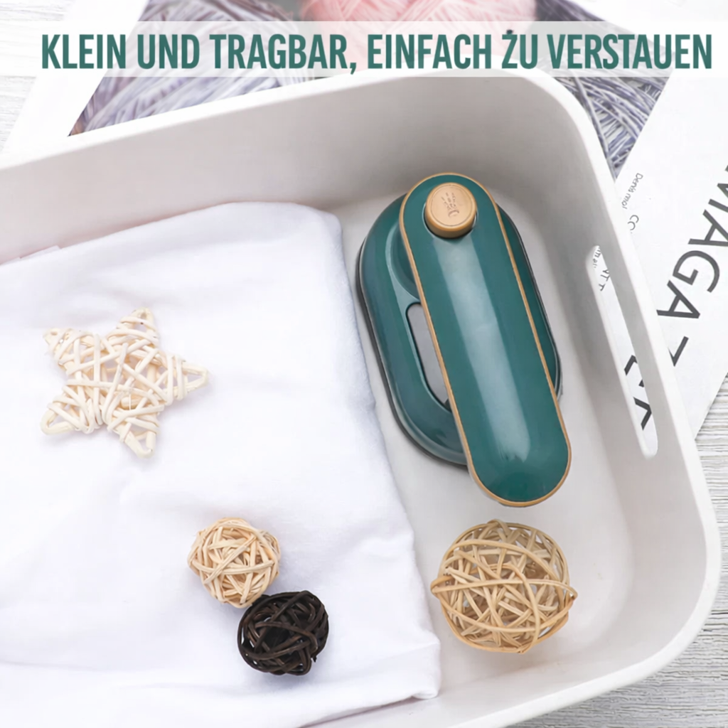 Kompakter Reisebügeleisen, grüner Kleiderdampfglätter neben Gepäck; perfekt für unterwegs.