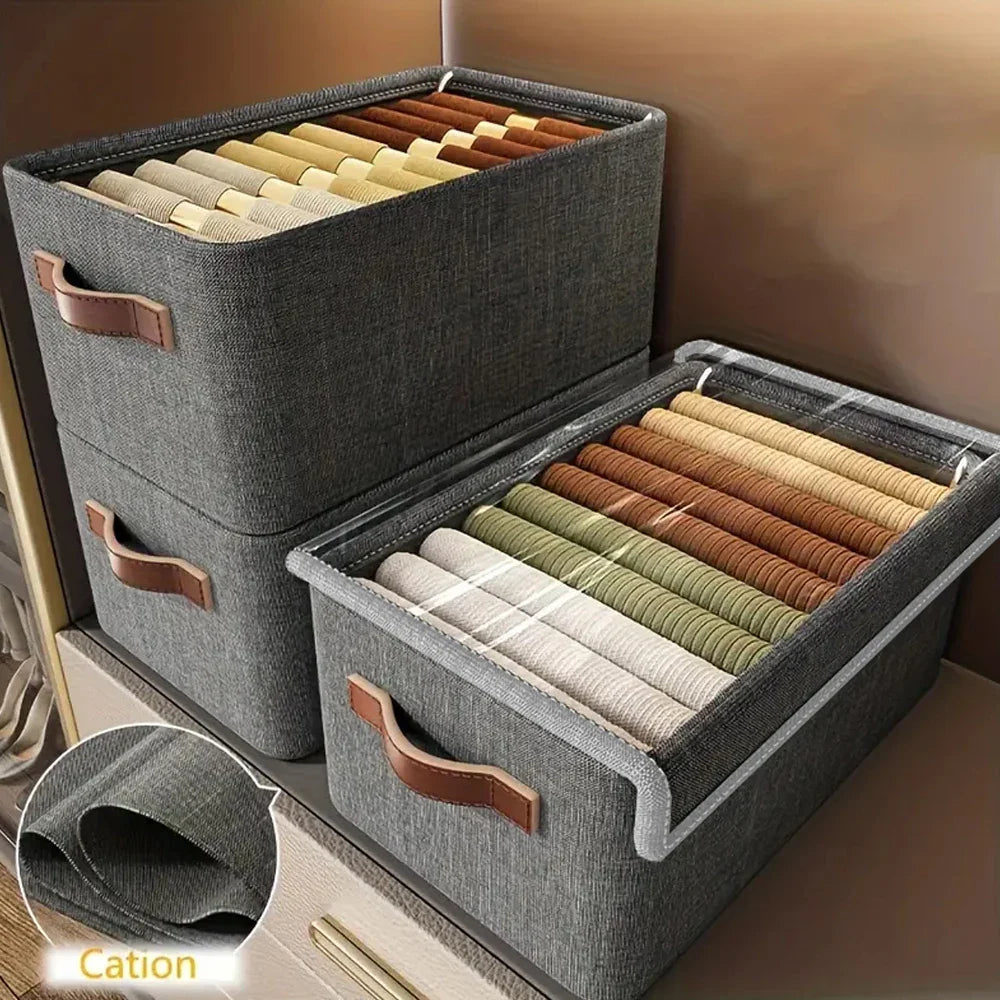 Graue stapelbare Aufbewahrungsbox mit Deckel und Griff für praktische Organisation im Kleiderschrank & Haushalt.