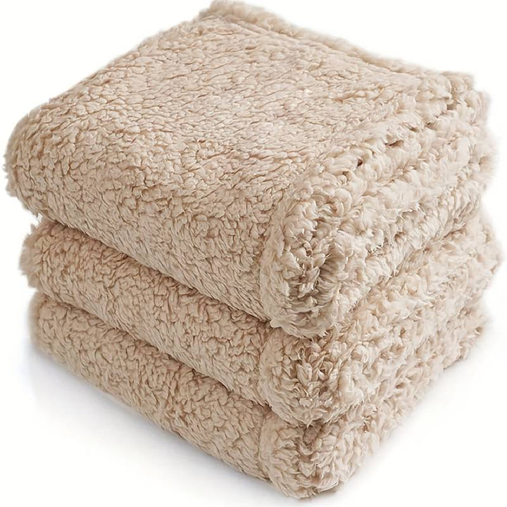 Graue, weiche Welpendecke aus Kuschelfleece für kleine Hunde & Welpen; waschbar, warm & bequem.