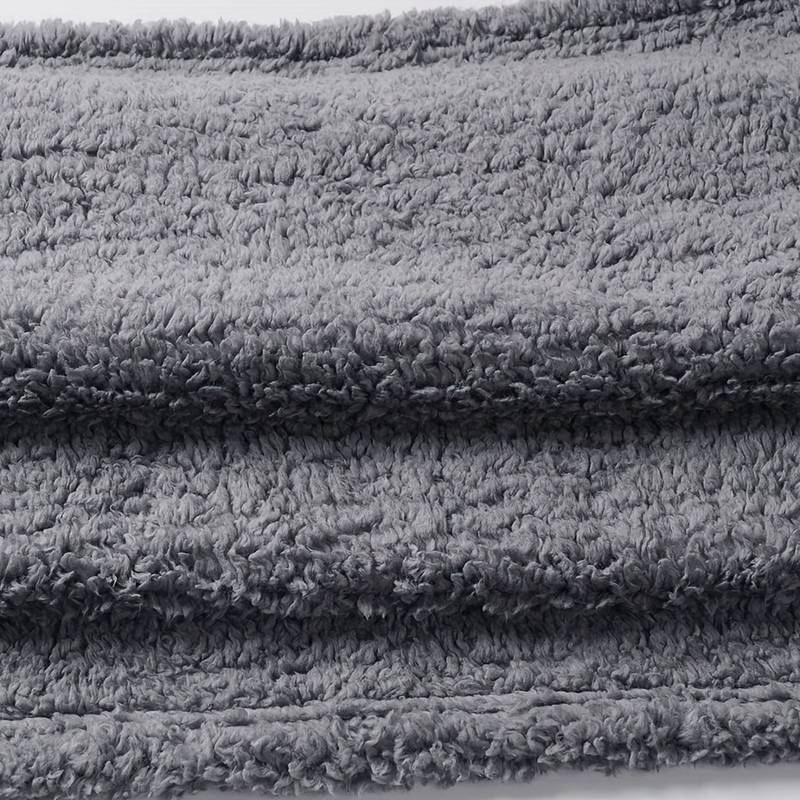 Graue, weiche Hundedecke aus Fleece für kleine Hunde, ideal für Zuhause & unterwegs.