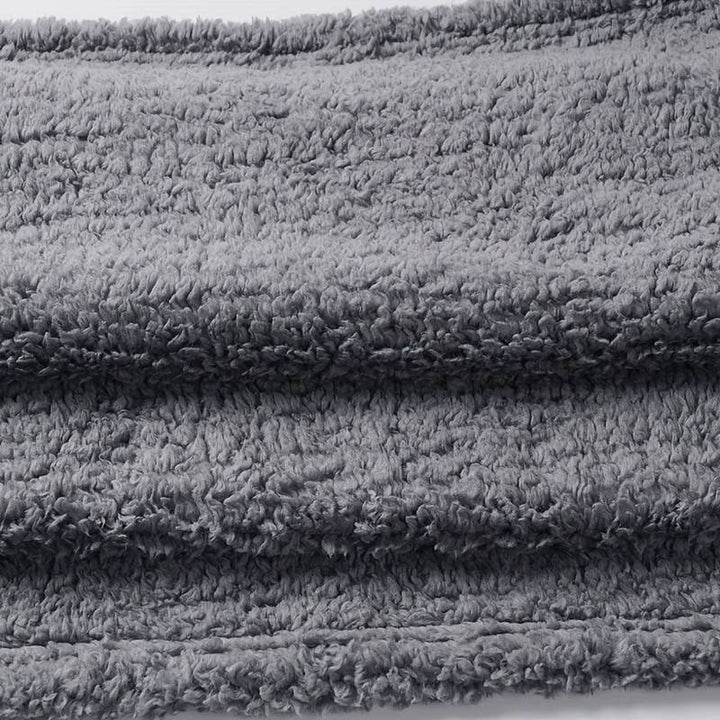 Graue, weiche Hundedecke aus Fleece für kleine Hunde, ideal für Zuhause & unterwegs.