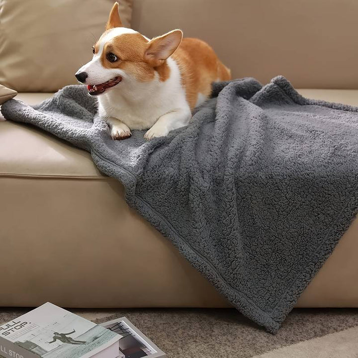 Flauschige Hundedecke für Welpen, graues Fleece; ideal für gemütliche Stunden und Wärme.