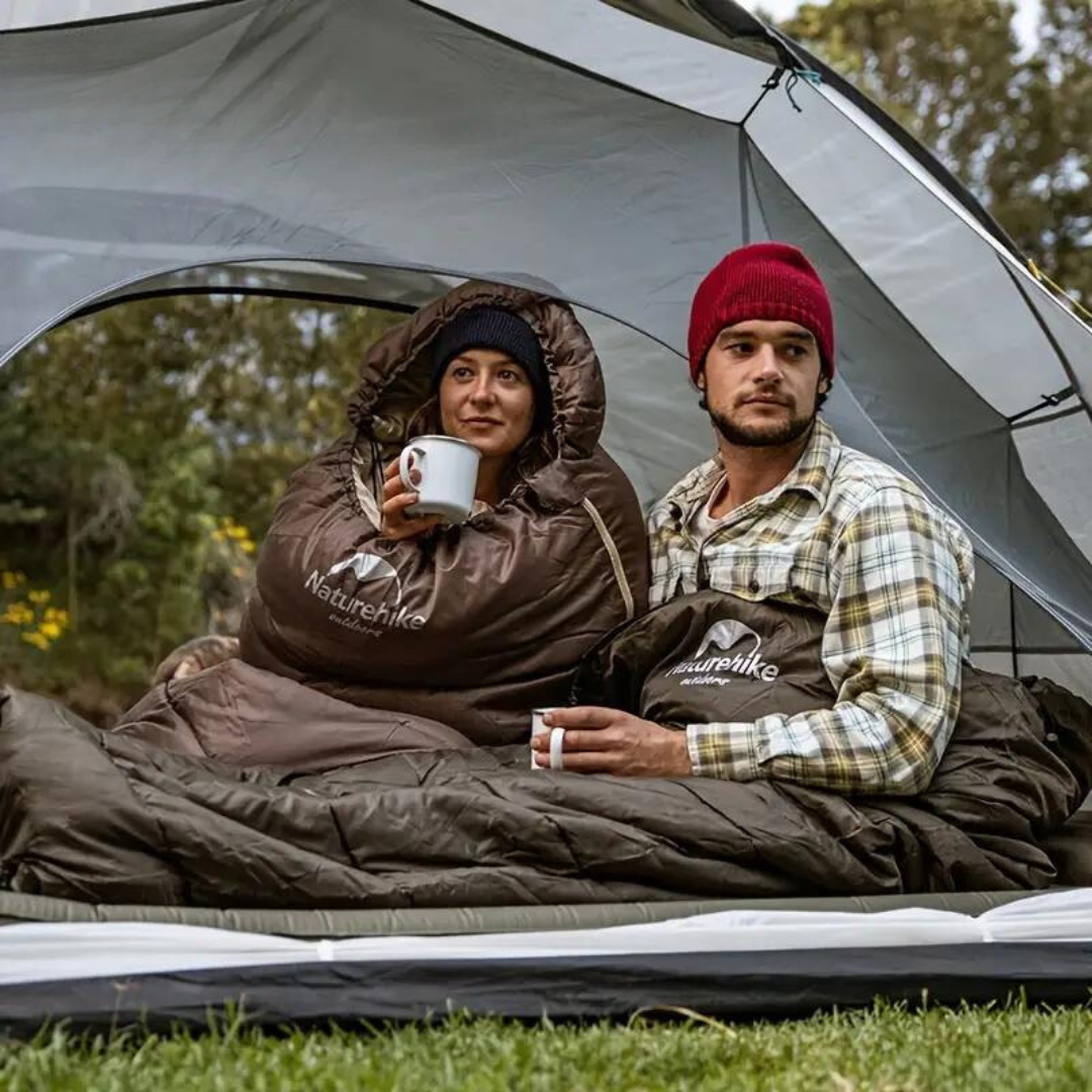 Detaillierter Polyester-Mumienschlafsack in Grau & Grün; warm & bequem für Outdoor-Abenteuer bei kühlem Wetter.