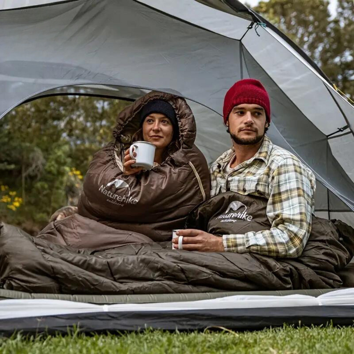 Detaillierter Polyester-Mumienschlafsack in Grau & Grün; warm & bequem für Outdoor-Abenteuer bei kühlem Wetter.