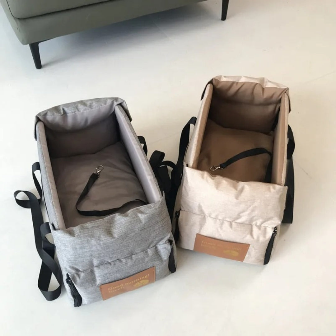 Khaki SafePaws Hundesitzsack aus Oxford-Stoff, als sichere & bequeme Hundebox im Auto.