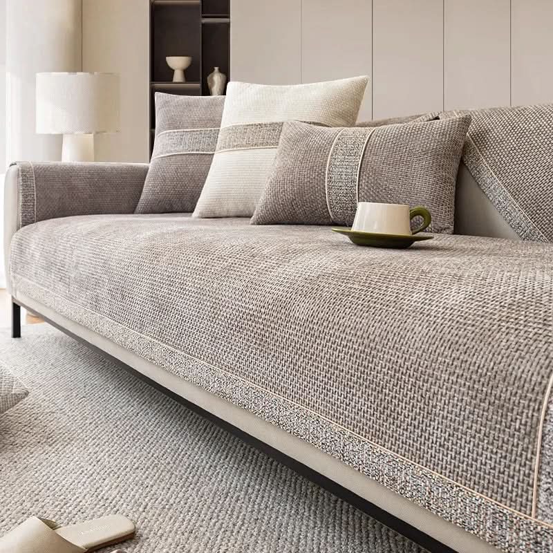 Pflegeleichter Sofabezug in Beige, idealer Schutz für Ihr Sofa, tierfreundlich & rutschfest.