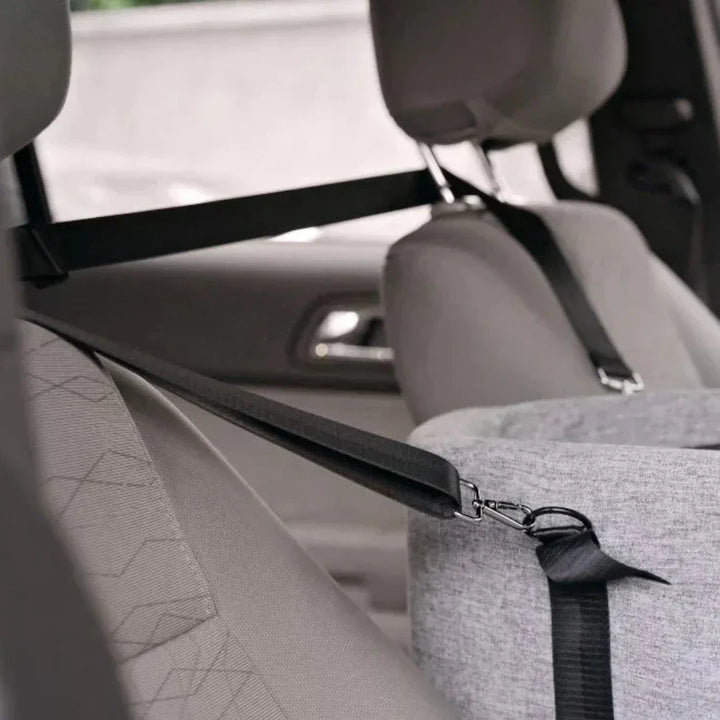 Hochwertiger Tierautositz in Grau für kleine Hunde. Perfekt für sichere Reisen und erhöhten Tierkomfort im Auto.