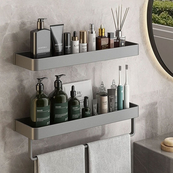 Elegantes graues Kleberegal für das moderne Badezimmer. Selbstklebende Wandablage für Shampoo & Deko, ohne Bohren.
