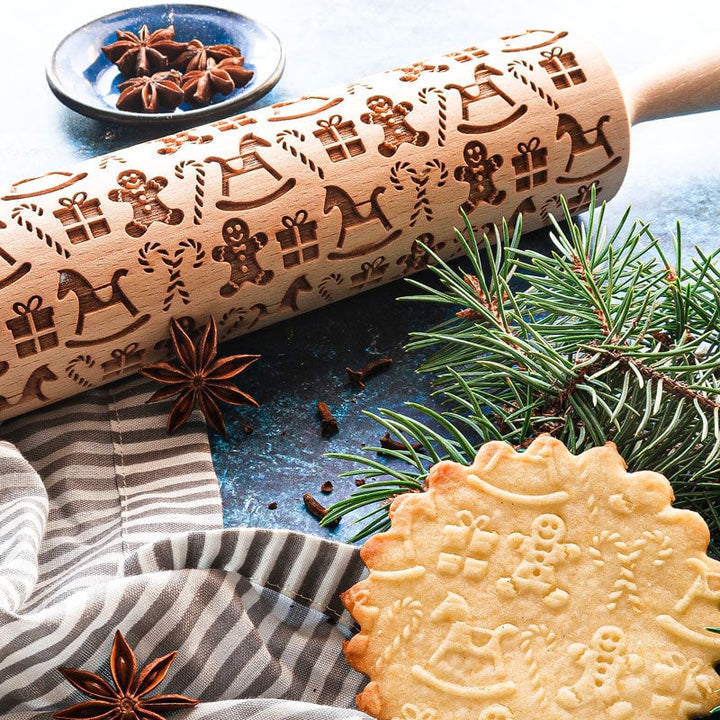 Graviertes Nudelholz aus Holz mit Lebkuchenmänner-Motiv für perfekte Weihnachtskekse. Ideal zum Backen von Plätzchen.