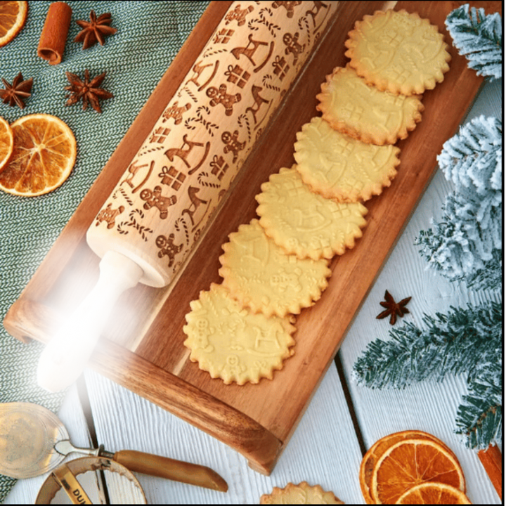 Weihnachtliches Holznudelholz, graviert mit süßen Lebkuchenmännern. Perfektes Geschenk zum Plätzchen backen.