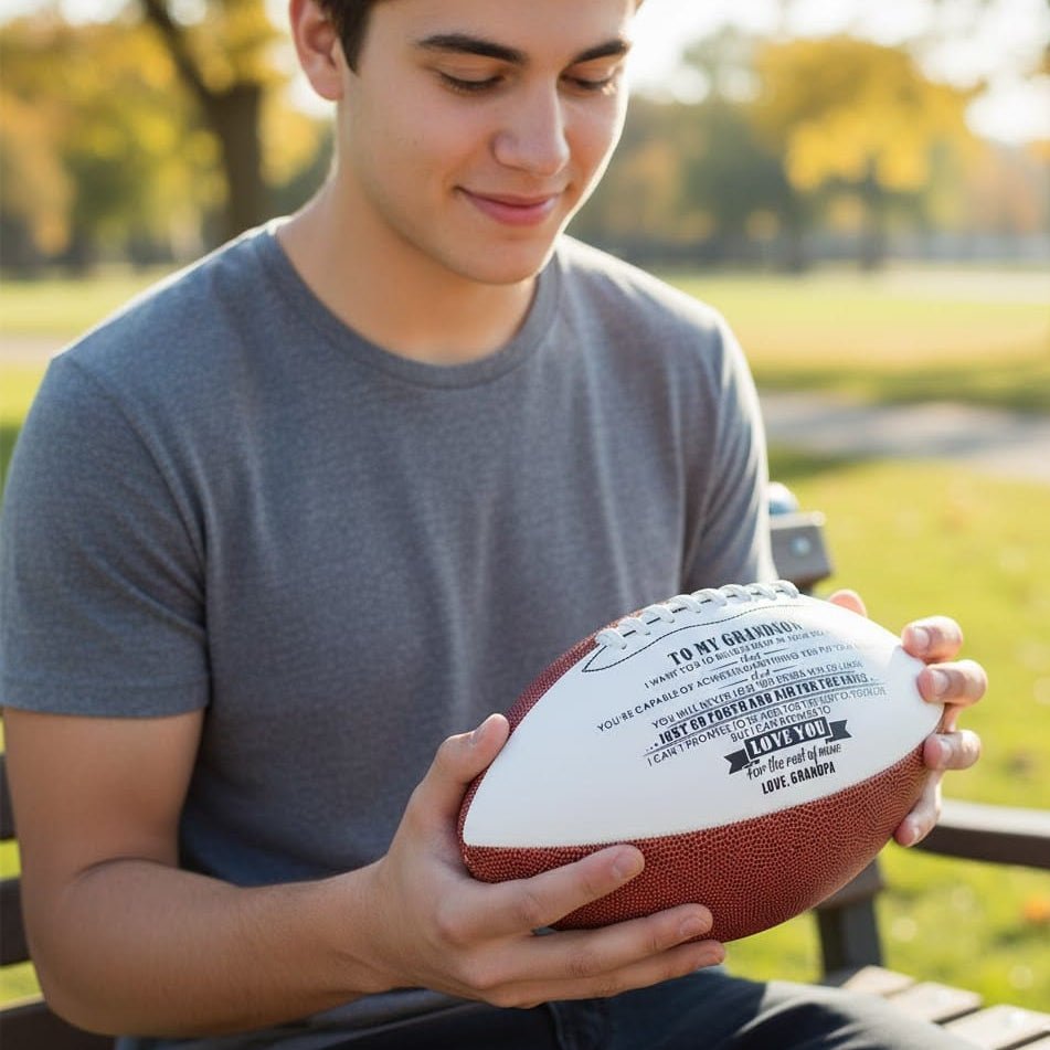 Nahaufnahme des maschinengenähten GRIDIRONFORCE American Footballs, robust für Herren & Vereine.