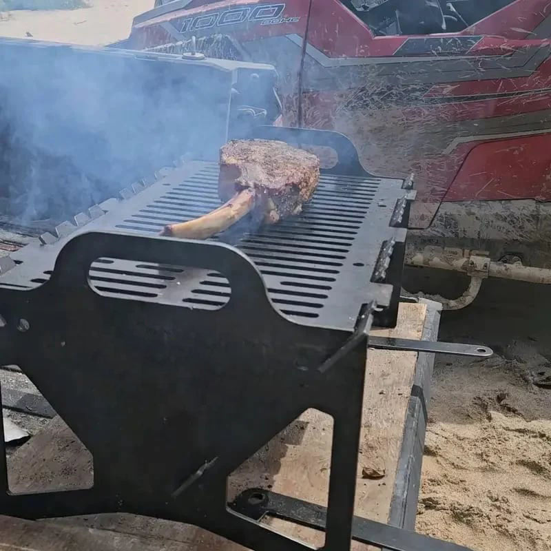 GrillFix Compact Faltgrill in Aktion. Saftige Würstchen und Steaks auf diesem tragbaren Outdoor-Grill.