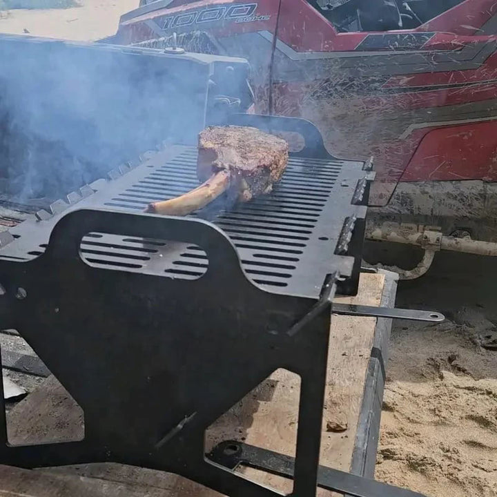 GrillFix Compact Faltgrill in Aktion. Saftige Würstchen und Steaks auf diesem tragbaren Outdoor-Grill.