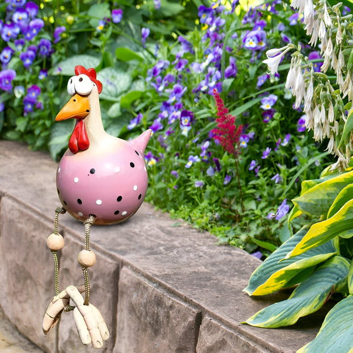 Frontansicht der großen Augen Huhn Garten Statue, farbenfroh und wetterfest.