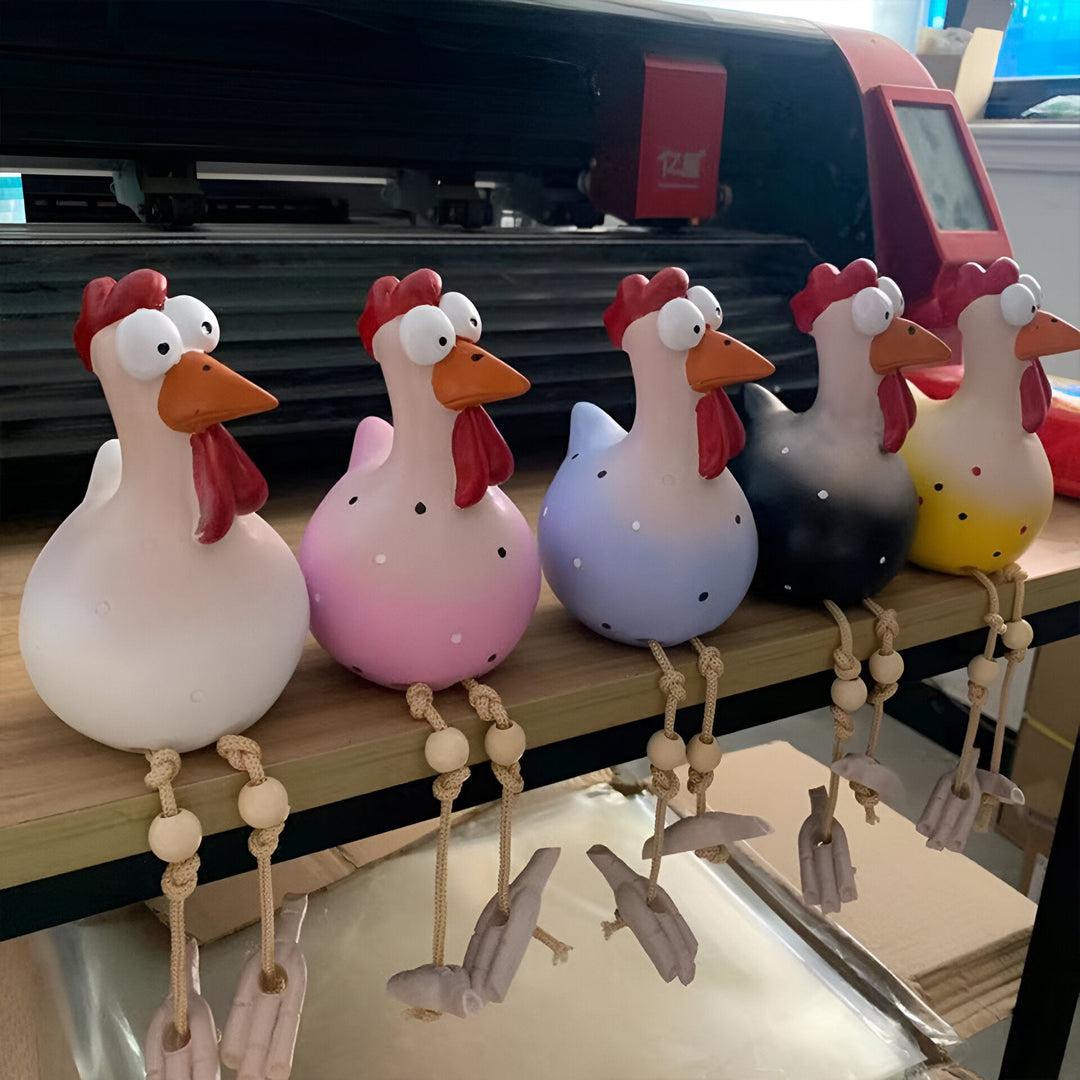 Nahaufnahme der farbenfrohen Harz Huhn Statue mit großen, ausdrucksstarken Augen.