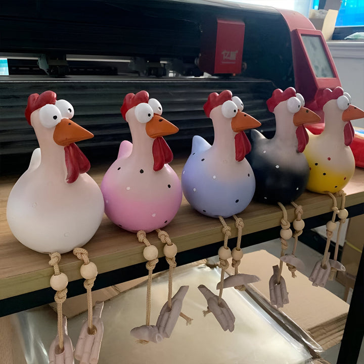 Nahaufnahme der farbenfrohen Harz Huhn Statue mit großen, ausdrucksstarken Augen.