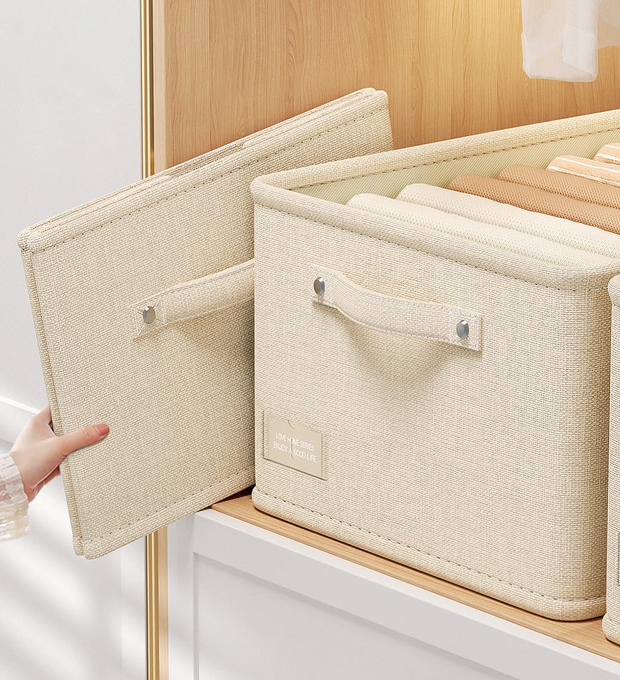 Praktische faltbare Aufbewahrungsbox für Wäsche und Kleidung, ideal für Schlafzimmerorganisation.