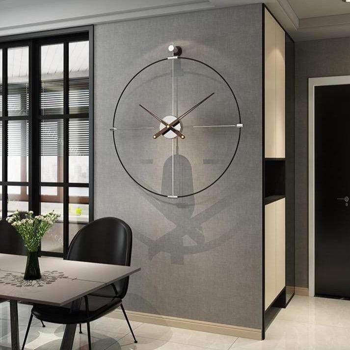 Große, minimalistische schwarze Wanduhr. Modernes Design für Wohnzimmer & Büro.