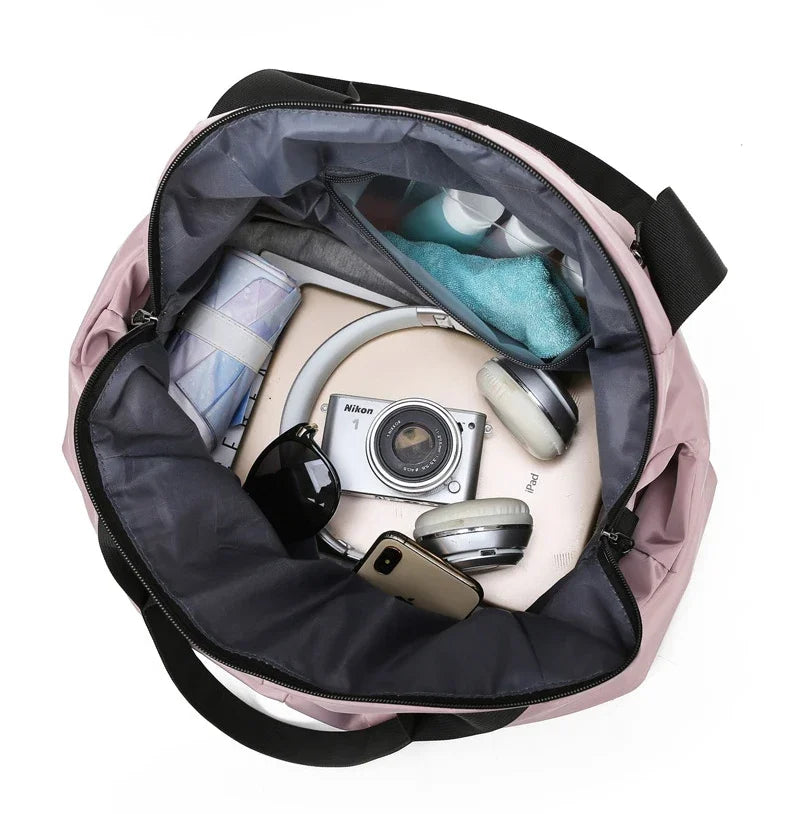 Wasserdichte Damen Reisetasche aus strapazierfähigem Material, schützt Ihre Sachen beim Sport & auf Reisen.