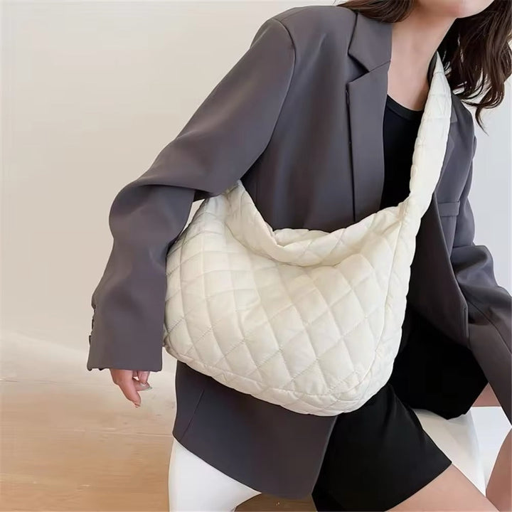 Elegante schwarze, gesteppte Damen Puffer Tasche, wasserdicht & groß, ideal als Schultertasche für jeden Tag.