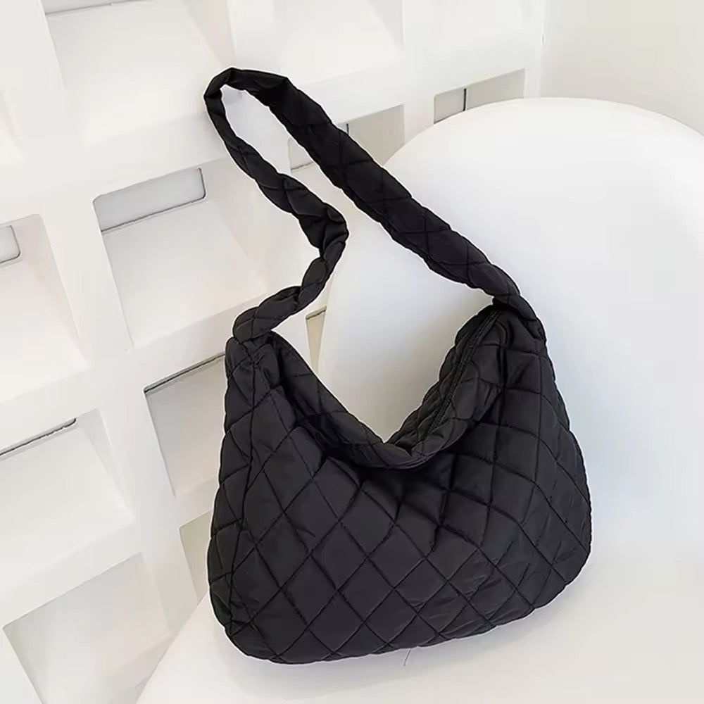 Modische gesteppte Puffer Tasche für Damen in Blau, groß & wasserdicht, vielseitig als Schulter- oder Umhängetasche.