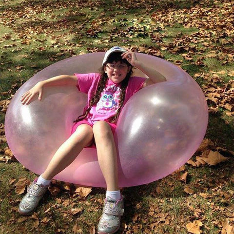 Großer, durchsichtiger Bubble-Ball schwimmt im Pool; Wasserspielzeug für spritzige Outdoor-Action für Kinder.