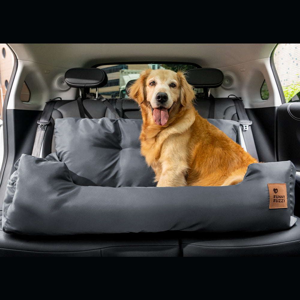 Ergonomischer Hundeautositz, ideal für große Hunde. Sicher, gepolstert & wasserabweisend.