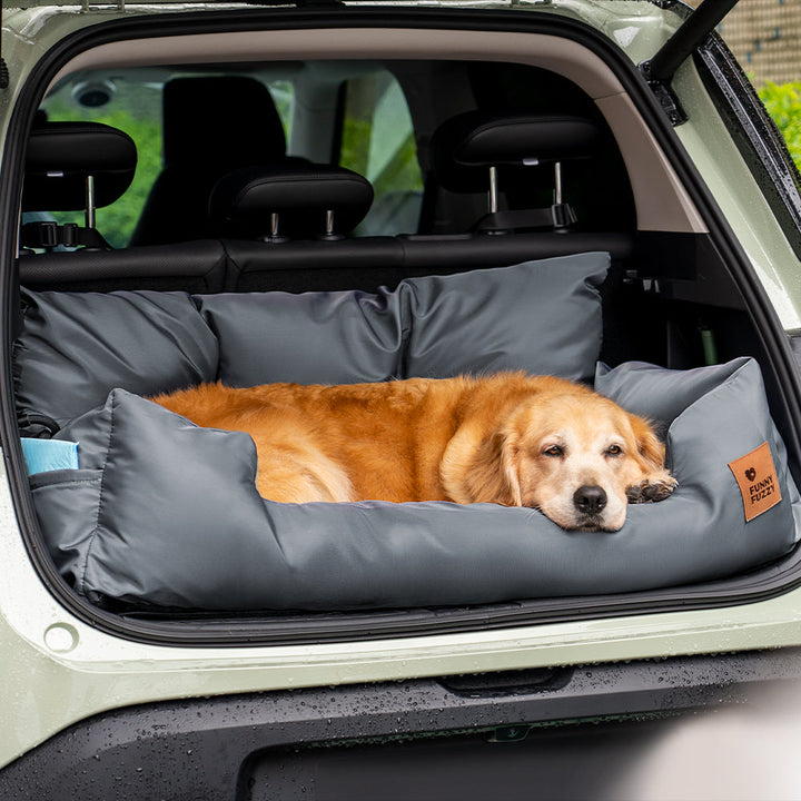 Bequemer Hundeautositz, wasserabweisend & leicht zu reinigen. Perfekt für Autoreisen mit Hund.
