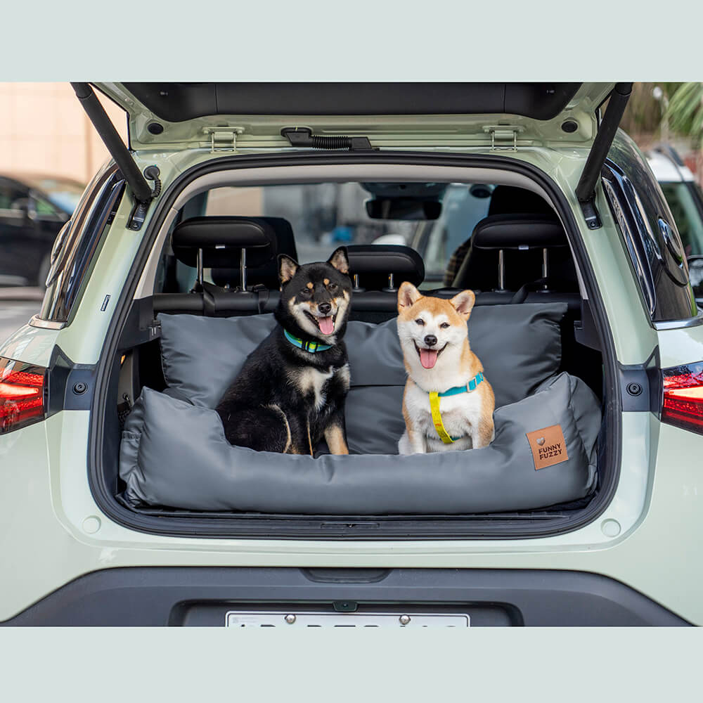 Komfortabler Hundeautositz mit Sicherheitsgurten & wasserabweisendem Bezug. Ideal für Autoreisen.