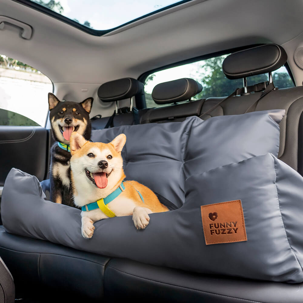 Gepolstertes Hundebett fürs Auto sichert große Hunde. Perfekt für Tierzubehör & Autoreisen.