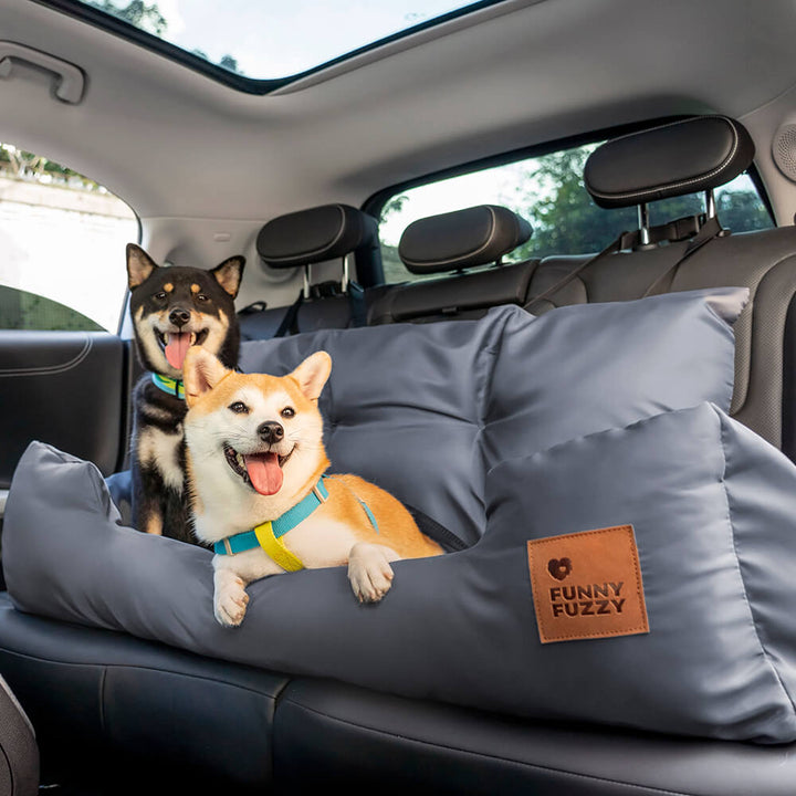 Gepolstertes Hundebett fürs Auto sichert große Hunde. Perfekt für Tierzubehör & Autoreisen.