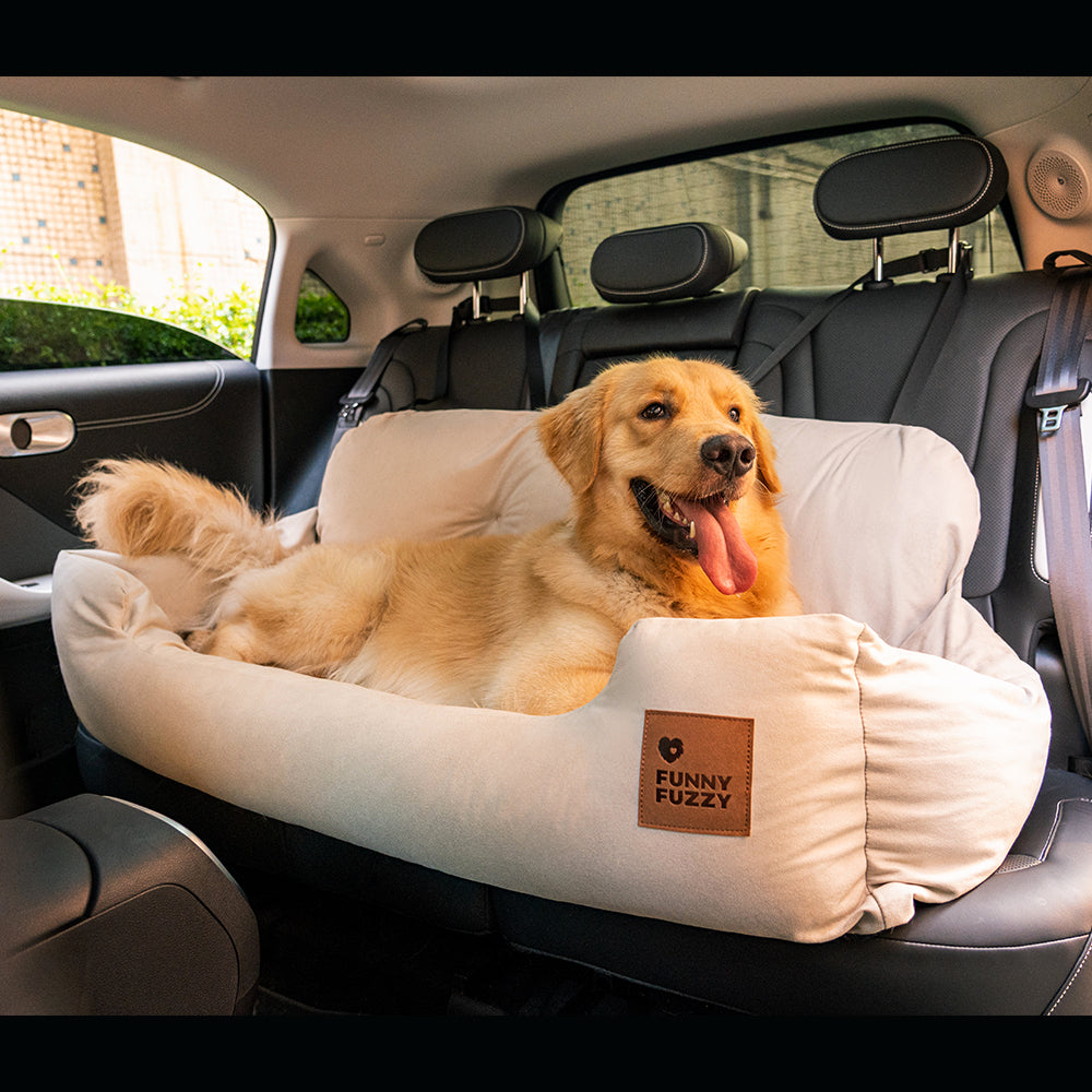 Hundeautositz für alle Autos, gepolstert & mit Gurten. Optimal für Tiersicherheit & Komfort.
