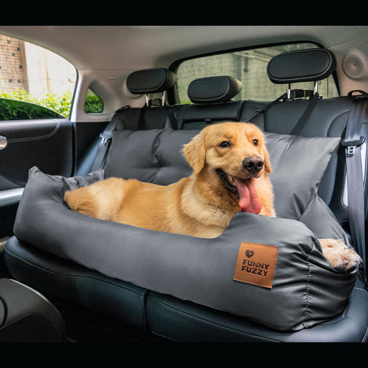 Großer Hundeautositz, ideal für entspannte Reisen. Mit Komfort-Polsterung & Sicherheitsgurten.