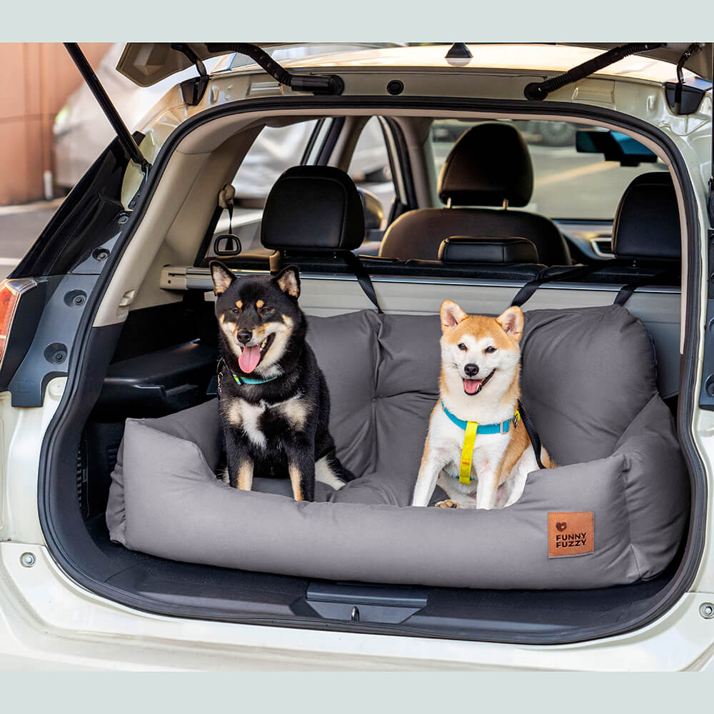 Hundeautositz für maximalen Schutz. Wasserdicht, gepolstert & mit Gurten für sicheren Halt.